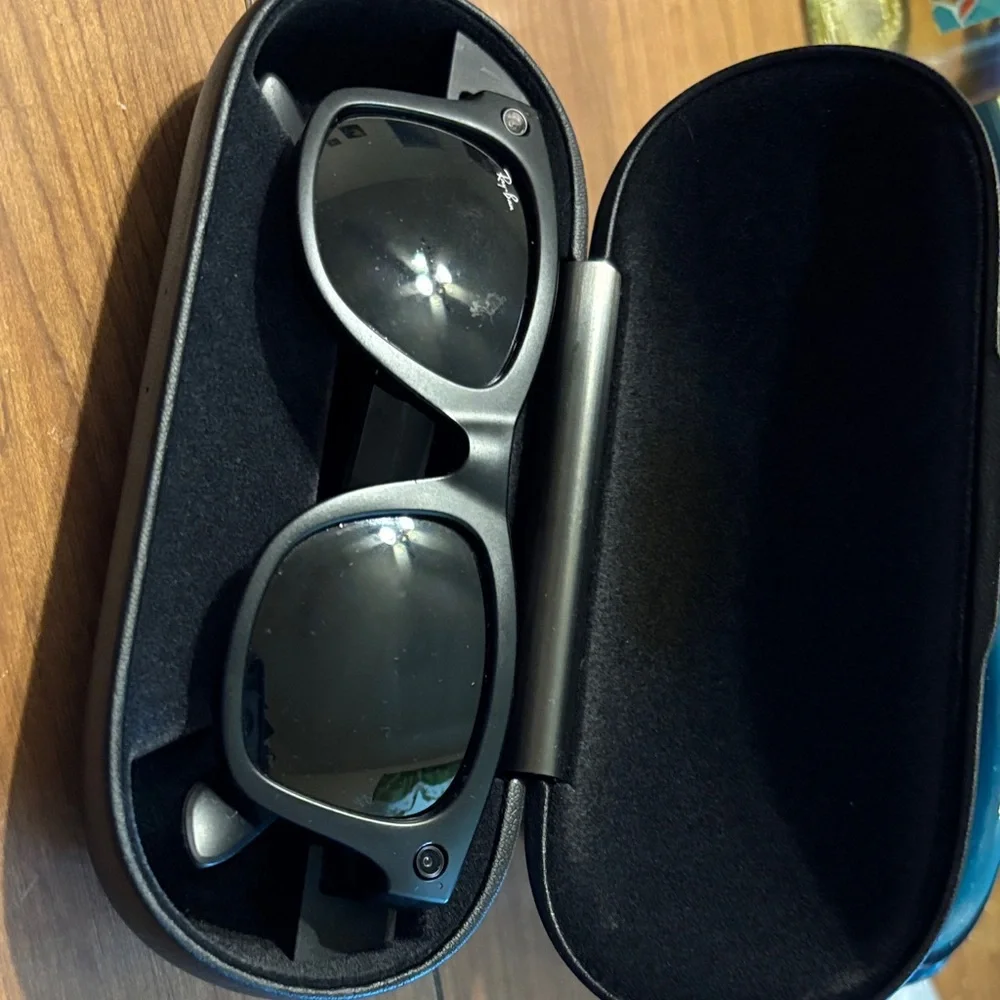 Ray-Ban Smart Glasses - Black